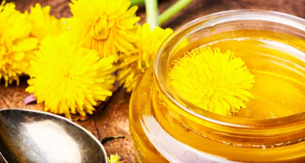 Dandelion madu dalam stoples — Stok Foto