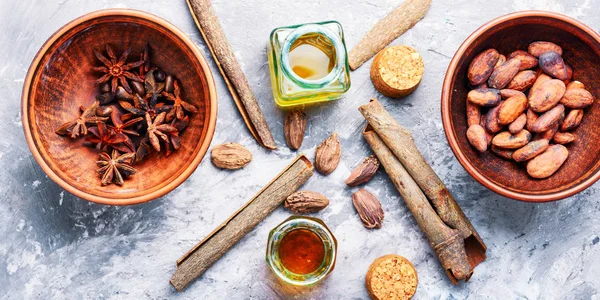 Aceite esencial de canela en botella — Foto de Stock