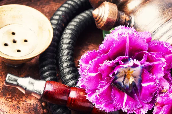 花の香りと東洋のタバコ水ギセル — ストック写真