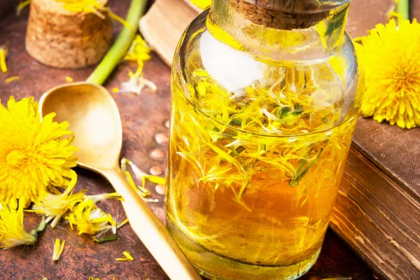 Extraction of flowers dandelions — Stock Photo, Image