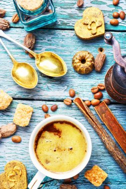 Türk kahve ve kavrulmuş fasulye fincan