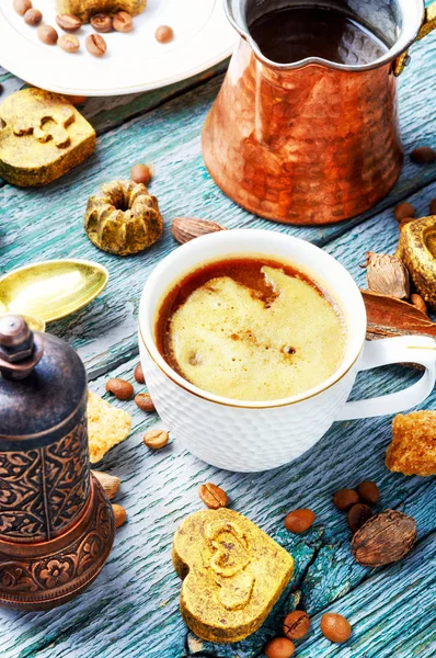 Tasse türkischer Kaffee und geröstete Bohnen — Stockfoto