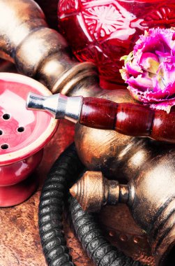 Çiçek aroması ile oryantal tütün nargile