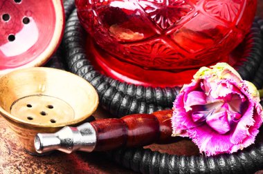 Çiçek aroması ile oryantal tütün nargile