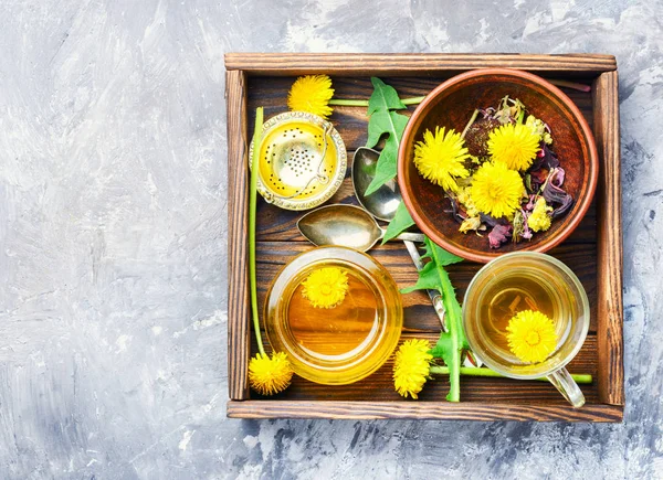 Здоровая одуванчик мед и чай — стоковое фото