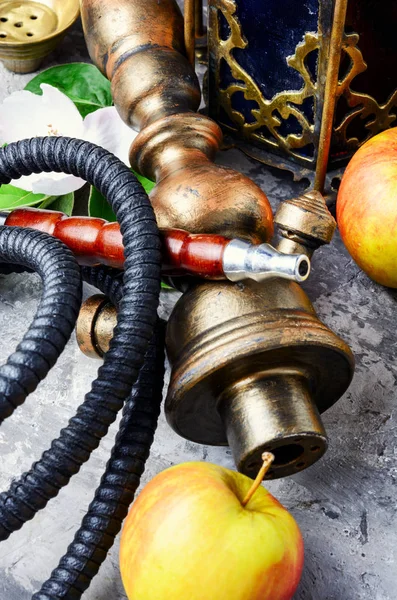 Stilvolle orientalische Shisha mit Apfel — Stockfoto