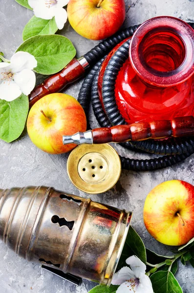 Shisha oriental elegante com maçã — Fotografia de Stock