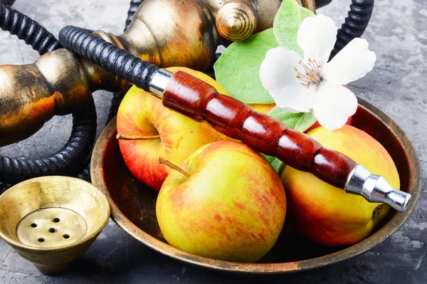 Shisha oriental elegante com maçã — Fotografia de Stock