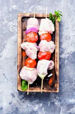 Şiş üzerinde sinirli soğan ve baharat etli Marine