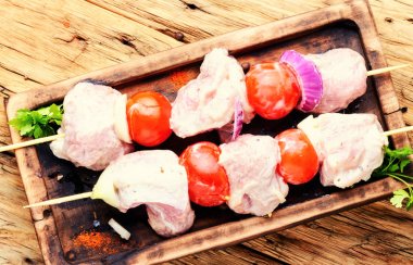 Şiş üzerinde sinirli soğan ve baharat etli Marine