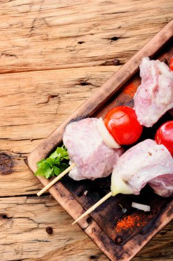 Şiş üzerinde sinirli soğan ve baharat etli Marine