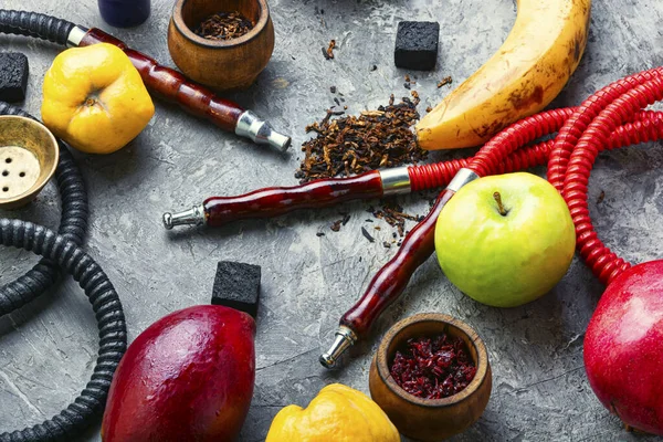 Tabaco shisha en la fruta — Foto de Stock