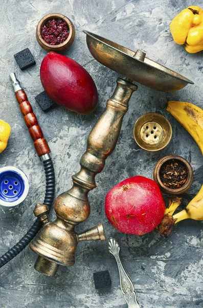 Tabaco shisha en la fruta — Foto de Stock