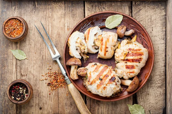 Chicken cutlet with mushrooms. — Stock Photo, Image