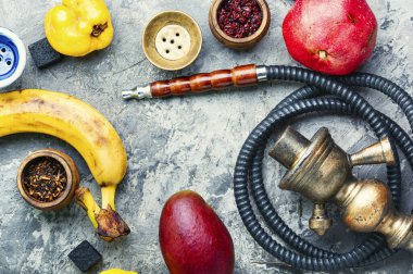 Doğu meyvesi tüttürüyor nargile.