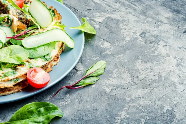 Hembakade pannkakor med örter — Stockfoto