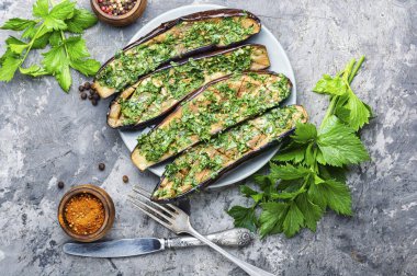 Yarı pişmiş patlıcan.