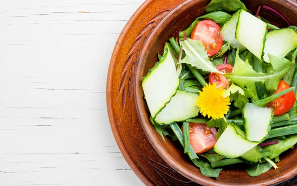 Plantaardige salade met paardebloemen. — Stockfoto