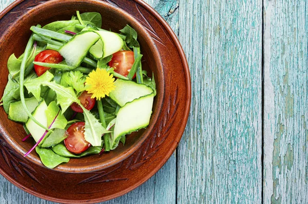 Plantaardige salade met paardebloemen. — Stockfoto