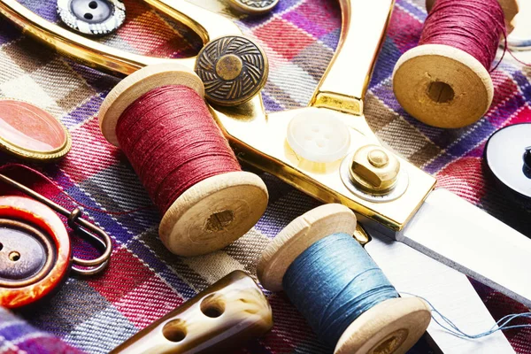Швейные принадлежности и ткань — стоковое фото