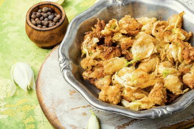 Kızarmış yukka çiçekleri.