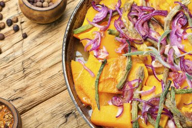 Kızarmış balkabağı ve sebze.