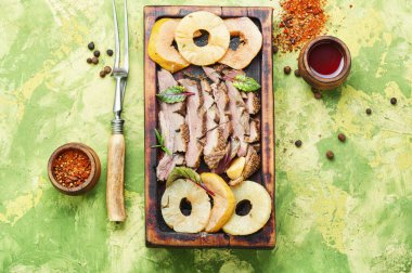 Ananaslı kızarmış ördek.