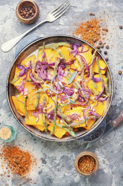 Kızarmış balkabağı ve sebze.