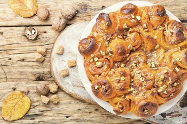 Taze pişmiş tarçınlı çörekler.