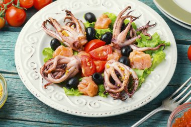 Yeşil ve deniz mahsullü kalamar salatası.