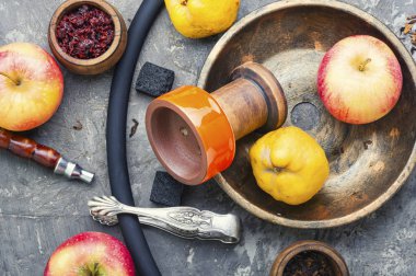 Elma üzerinde Mısır nargile