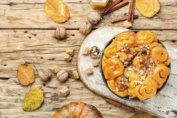 Pães de cinábrio acabados de fazer — Fotografia de Stock