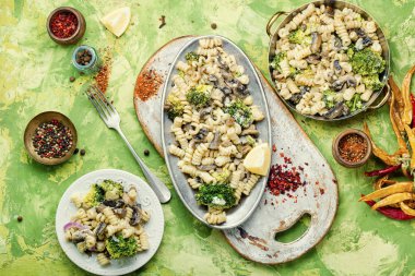Tabakta brokoli makarnası
