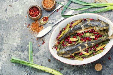 Fırında balık ve nar.