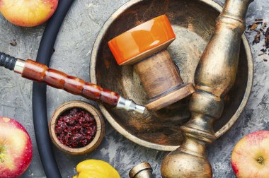 Elma üzerinde Mısır nargile