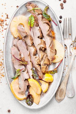 Pişmiş ördek göğsü.