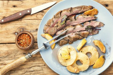 Ananaslı kızarmış ördek.