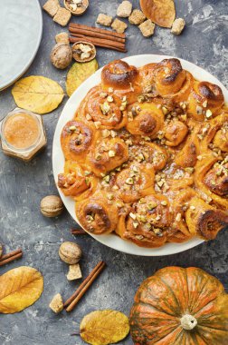 Taze pişmiş tarçınlı çörekler.
