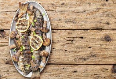 Tepside ızgara balık.