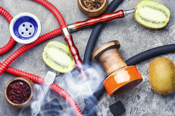 Fragrant smoking hookah with kiwi — 스톡 사진