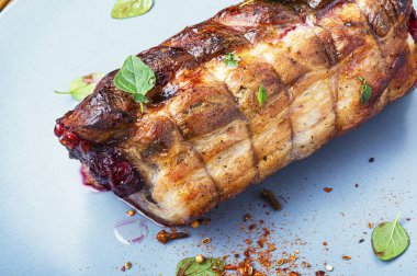 Kirazlı fırında domuz eti.