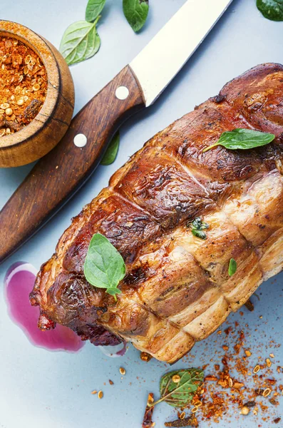 Carne de porco assada com cereja — Fotografia de Stock