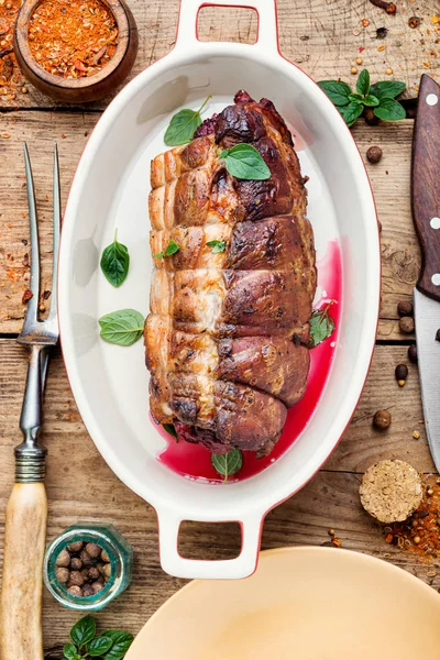 Carne al horno sobre un fondo de madera — Foto de Stock