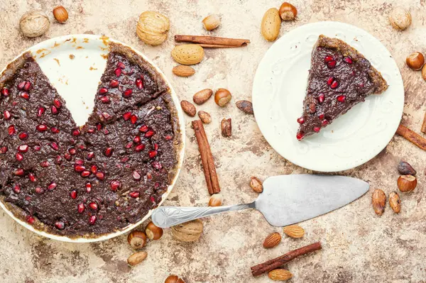Chocolate cake met granaatappel — Stockfoto
