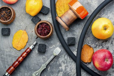 Elma üzerinde Mısır nargile