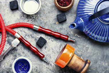 Çaydanlıklı doğu nargilesi.