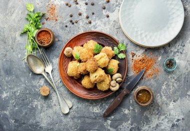 Şampiyon mantarları kızartılmış.