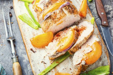 Kızarmış dilimlenmiş domuz