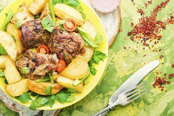 Carne grelhada e batatas — Fotografia de Stock