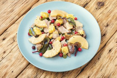 Ördek ve ananaslı salata.